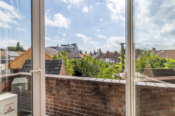 Foto - Te koop: Karakteristiek wonen met de duurzaamheid van nu! Verrassend ruime tussenwoning (1938) met 5 slaapkamers, hybride warmtepomp en Energielabel A nabij het centrum van Heerlen. 